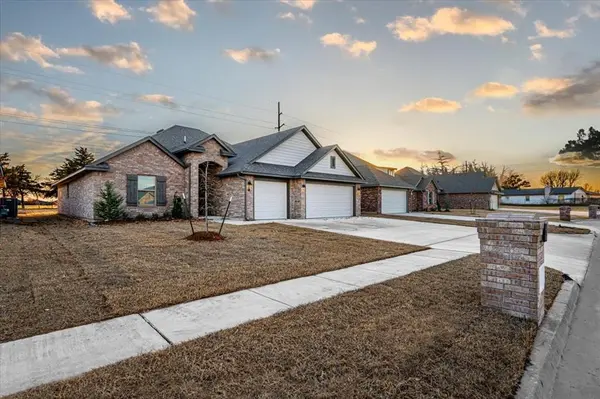 708 Black Mesa CT, Yukon, OK 73099