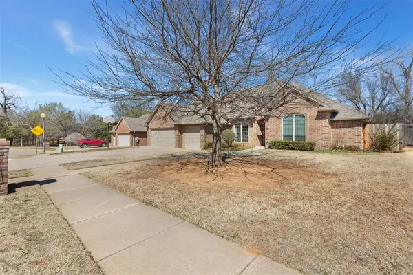 709 Hawks LNDG, Edmond, OK 73003