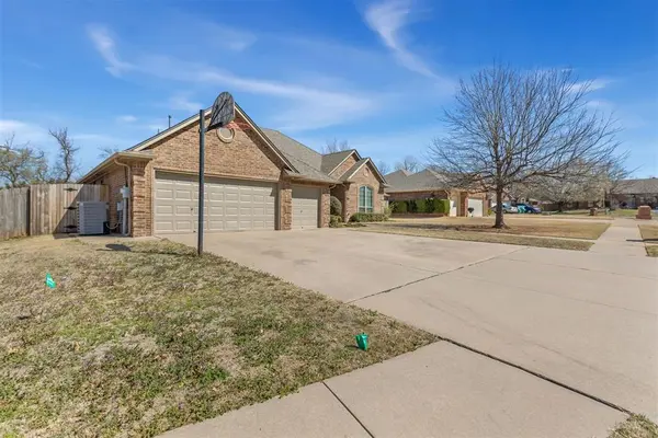 709 Hawks LNDG, Edmond, OK 73003