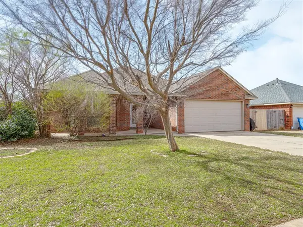 804 E Juniper LN, Mustang, OK 73064