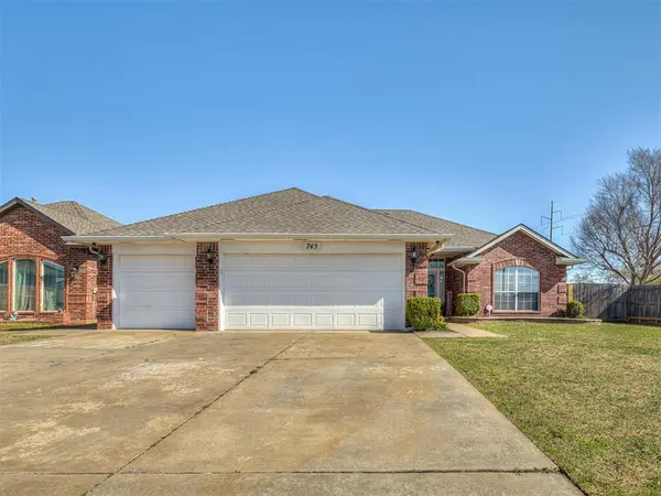 745 NE 21st ST, Moore, OK 73160