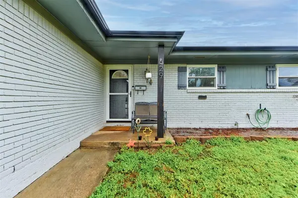 629 SW 12th ST, Moore, OK 73160