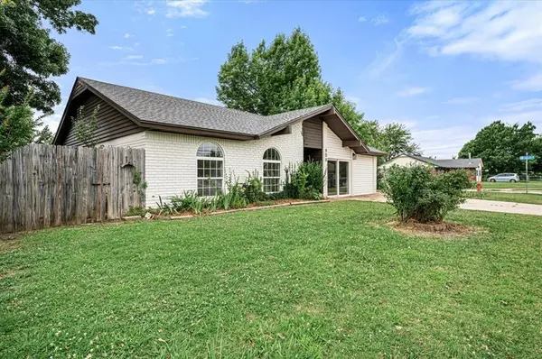 908 NW 12th ST, Moore, OK 73160