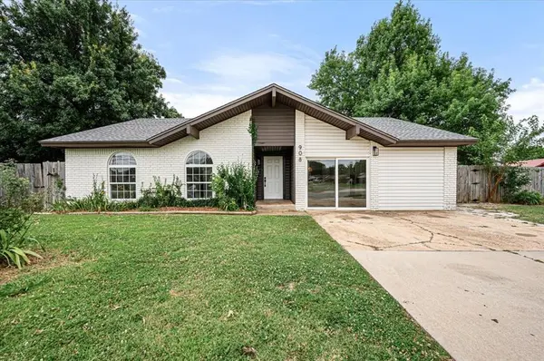 908 NW 12th ST, Moore, OK 73160