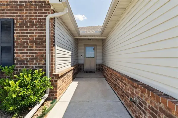 1400 Isabella DR, Edmond, OK 73003