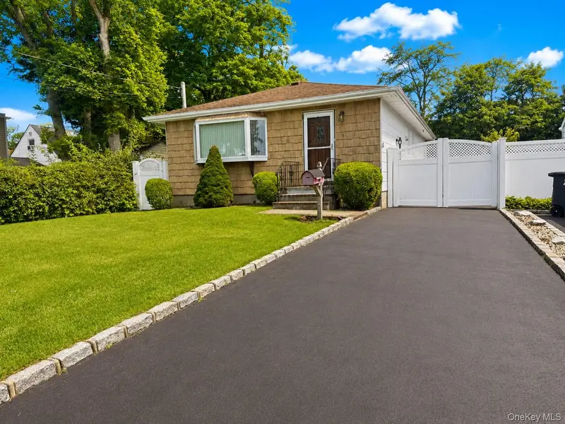 4 Westwood AVE, Deer Park, NY 11729