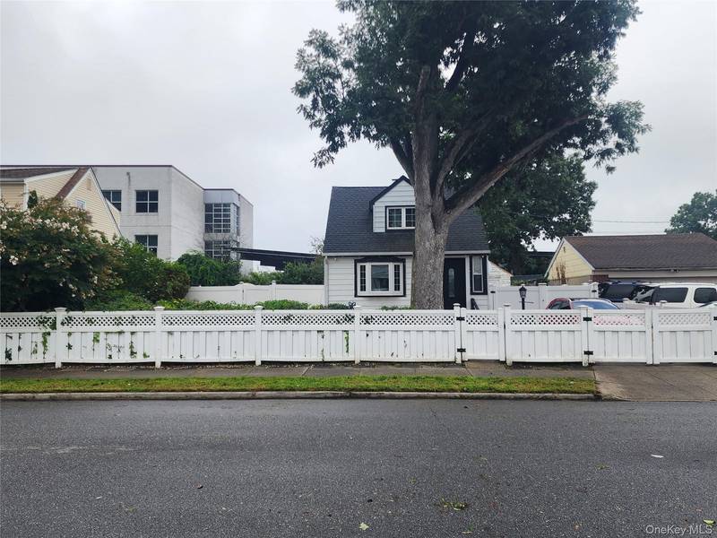 5 Konig CT, Roosevelt, NY 11575