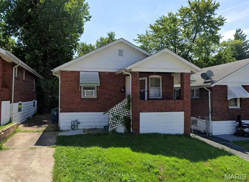 8328 Strathmore PL, St Louis, MO 63136