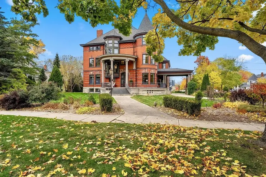 902 S MADISON ST, Green Bay, WI 54301-3613
