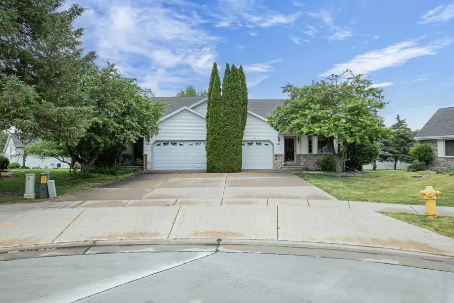 2420 NOEL CT, Oshkosh, WI 54904