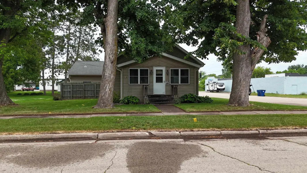31 E 2ND ST, Clintonville, WI 54929-1705