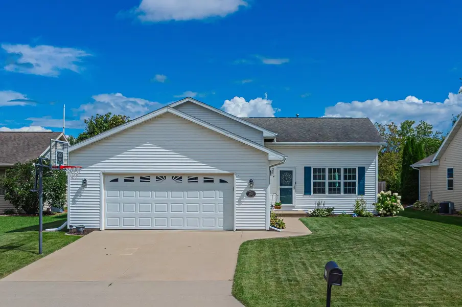 2530 GRASSY LN, Neenah, WI 54956