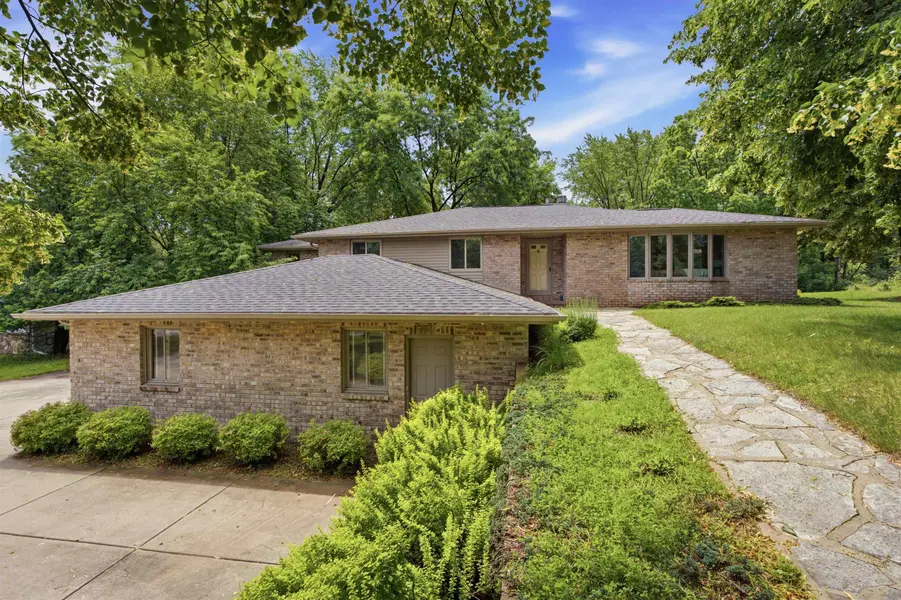 2581 WHITE PINE RD, Suamico, WI 54313
