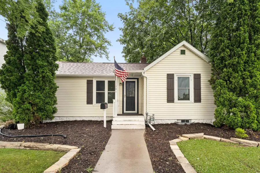 1201 HARRISON ST, Neenah, WI 54956