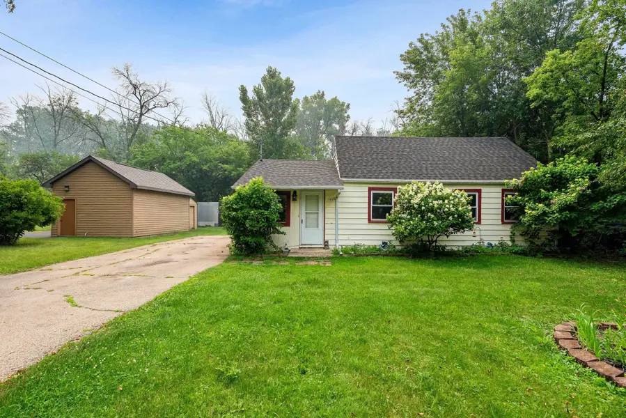 1221 MANITOWOC RD, Menasha, WI 54952