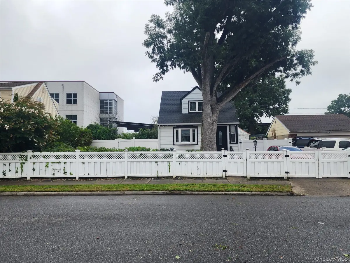 5 Konig CT, Roosevelt, NY 11575