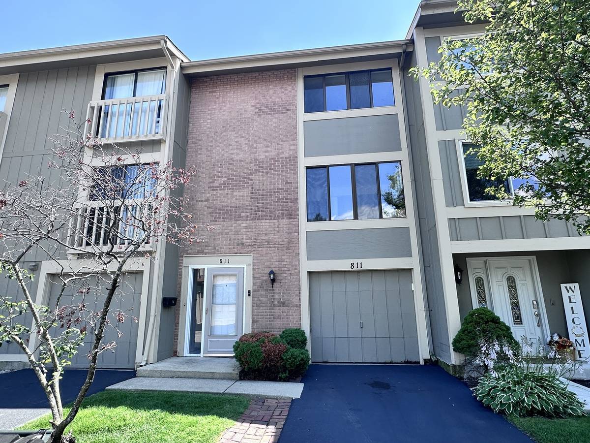 811 Shawnee TRL #811, Roselle, IL 60172