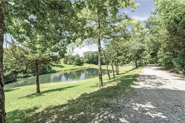 33180 W 95th ST, De Soto, KS 66018