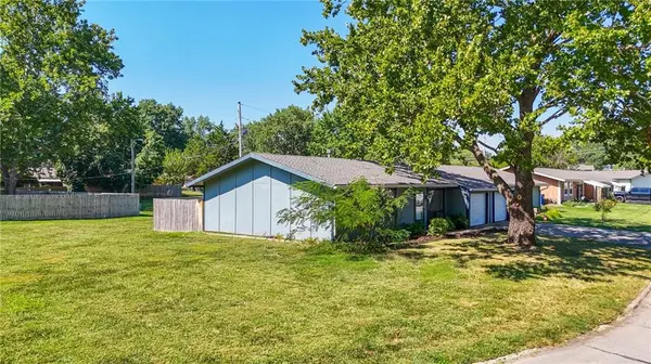 3210 Rainier DR, Lawrence, KS 66047