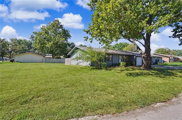 3210 Rainier DR, Lawrence, KS 66047