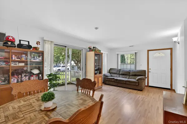 182 Fairview CIR, Middle Island, NY 11953