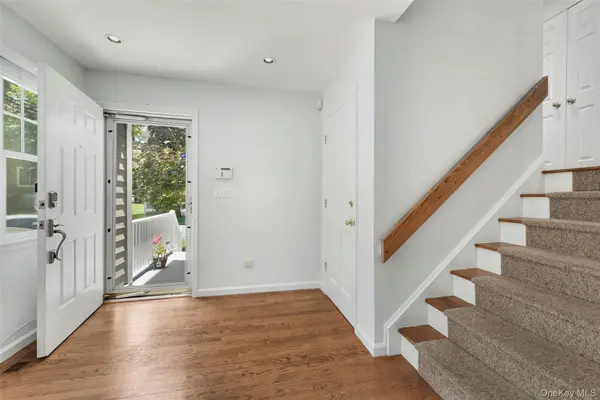 21 Brookridge CT, Rye Brook, NY 10573