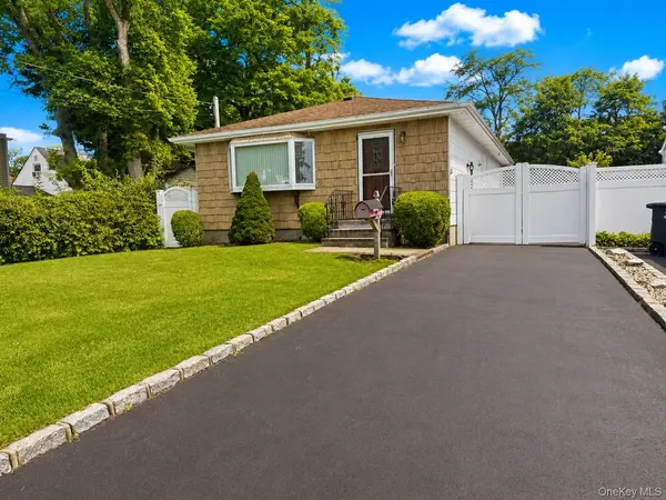 4 Westwood AVE, Deer Park, NY 11729