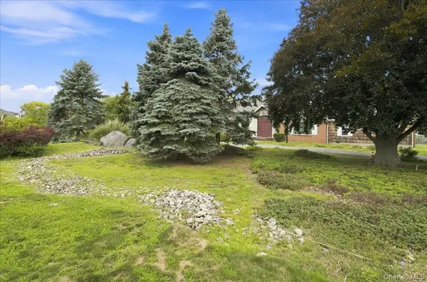 3 The Moor, East Islip, NY 11730