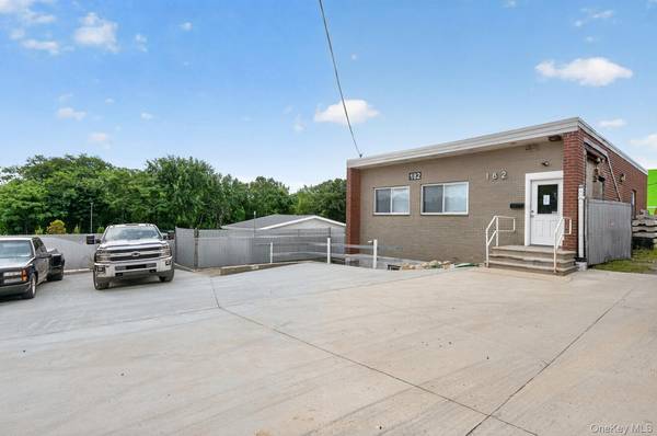 182 Fairchild AVE, Plainview, NY 11803