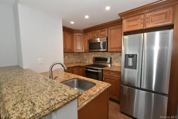 7 Swan LN, Levittown, NY 11756