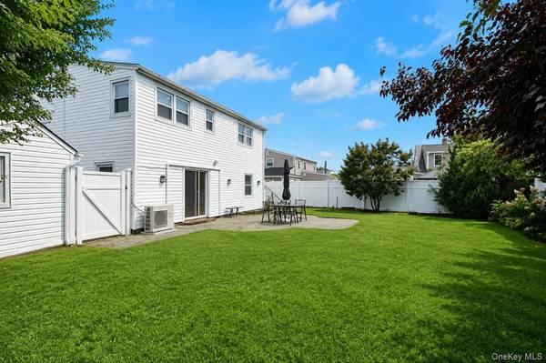 7 Swan LN, Levittown, NY 11756