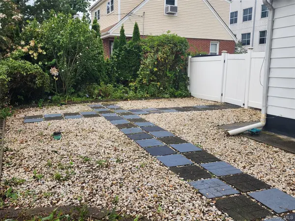 5 Konig CT, Roosevelt, NY 11575