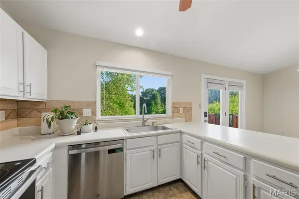 201 Clearwood CT, St Peters, MO 63376