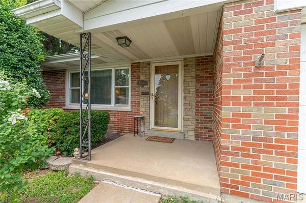 454 Lambeth LN, St Louis, MO 63125