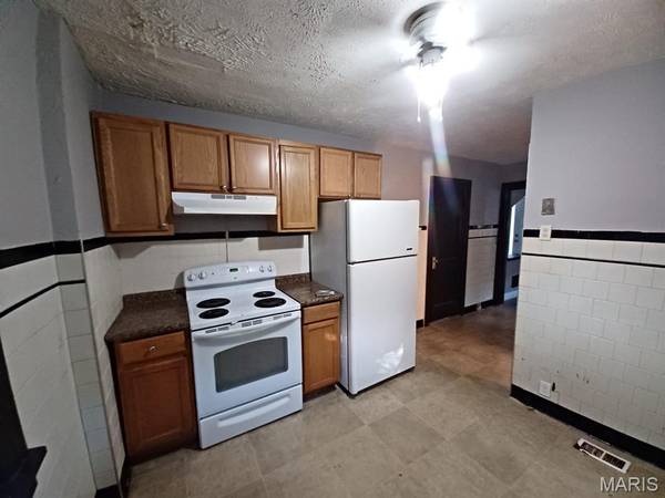 8328 Strathmore PL, St Louis, MO 63136
