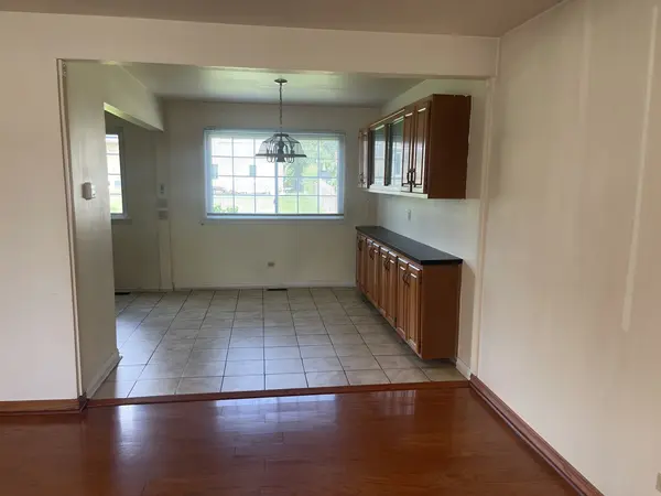 1802 W WILLOW LN #1802, Mount Prospect, IL 60056