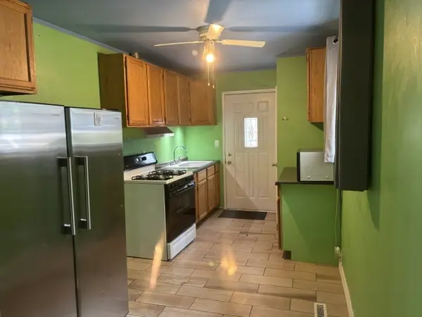 22 Meadowlark LN, Carpentersville, IL 60110