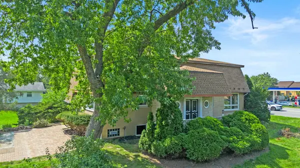 288 Middaugh RD, Clarendon Hills, IL 60514