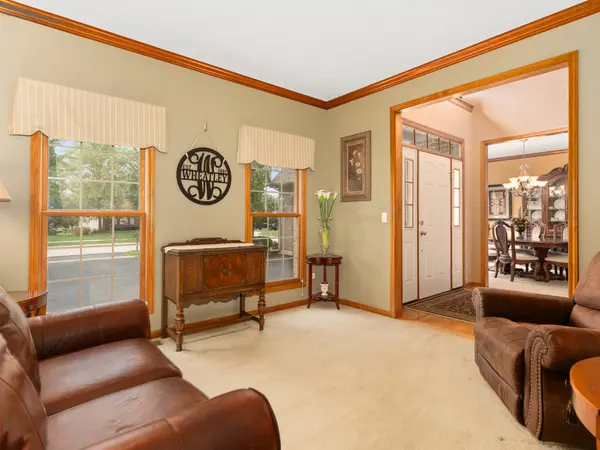 707 Evergreen LN, Sugar Grove, IL 60554