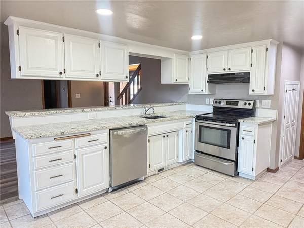 213 Woodbridge CIR, Edmond, OK 73012