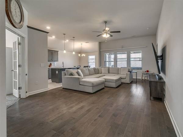 469 Nest CIR, Yukon, OK 73099