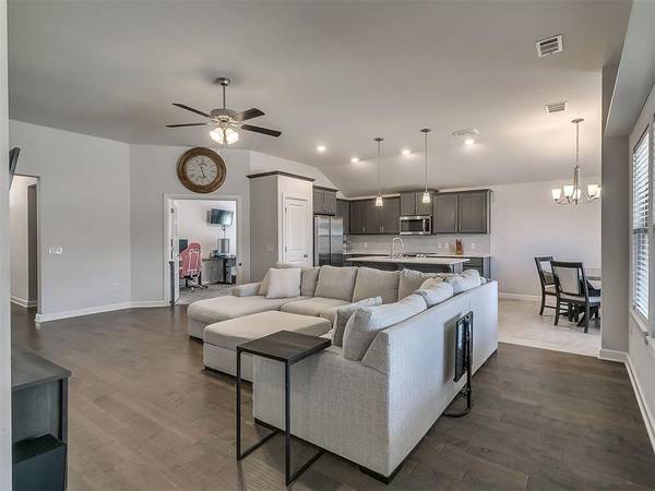 469 Nest CIR, Yukon, OK 73099