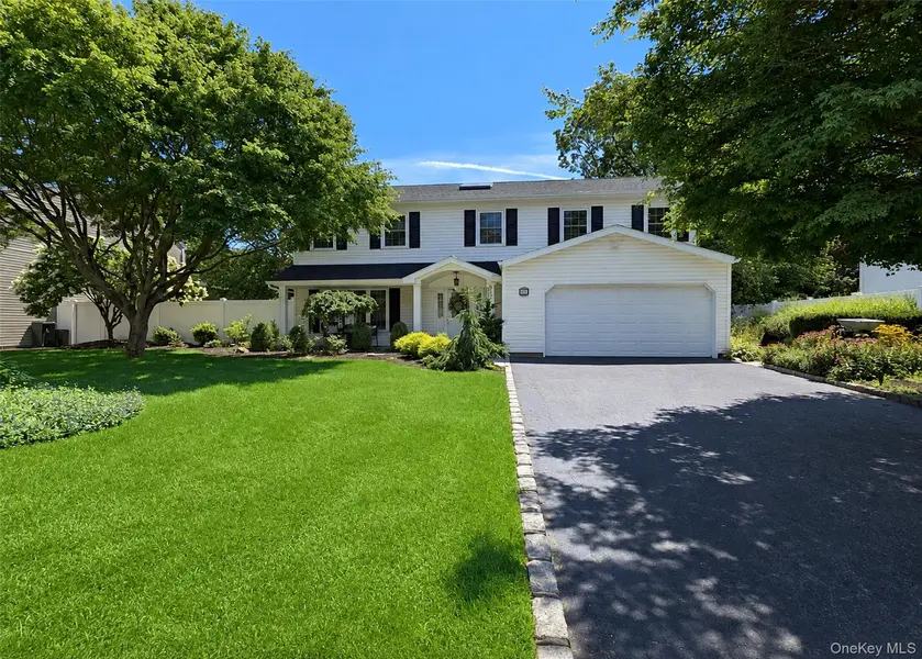 20 Tall Pines LN, Nesconset, NY 11767