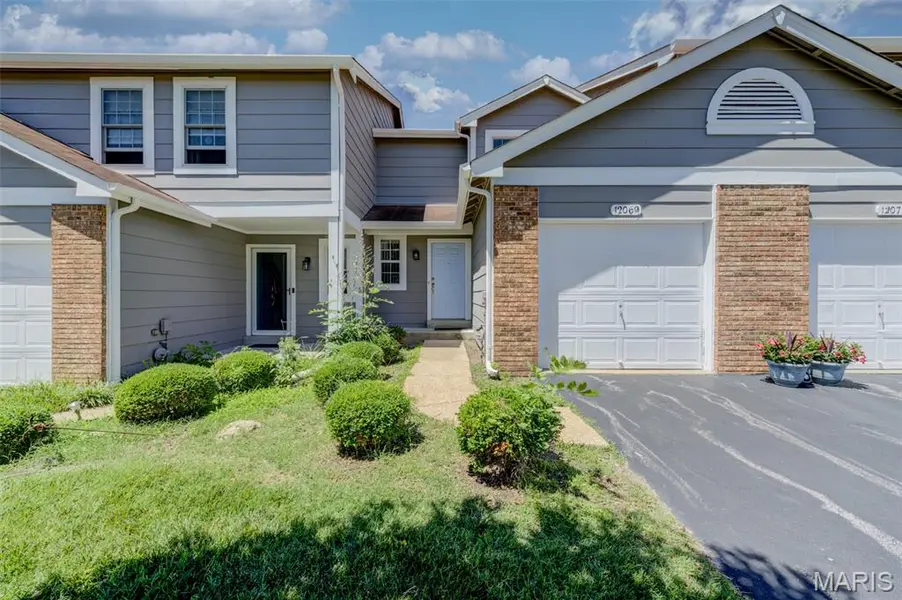 12069 Autumn Lakes DR, Maryland Heights, MO 63043