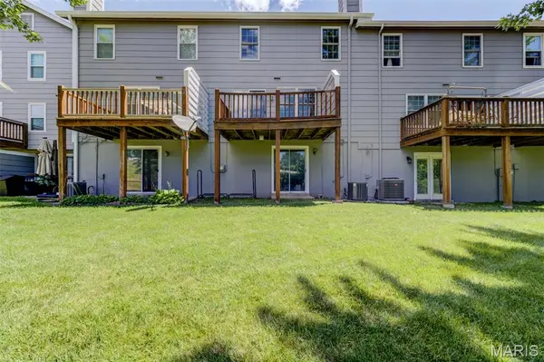 12069 Autumn Lakes DR, Maryland Heights, MO 63043