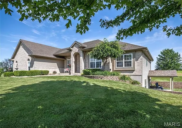 2033 Grandview DR, St Jacob, IL 62281