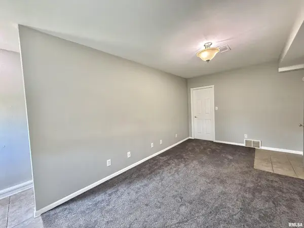 1215 E CHESTNUT ST, Canton, IL 61520