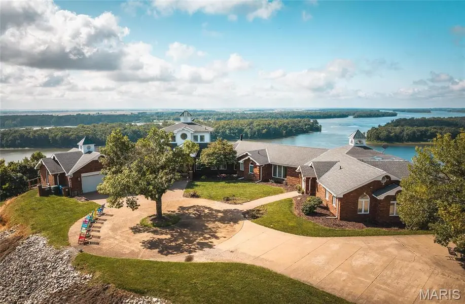 1 Tara Point DR, Grafton, IL 62037