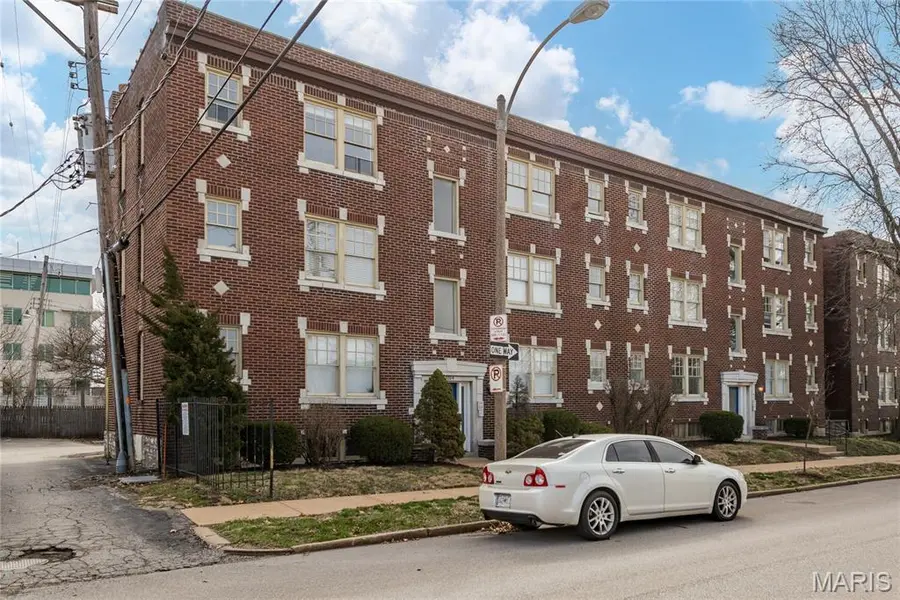 1014 Oakview PL, St Louis, MO 63110