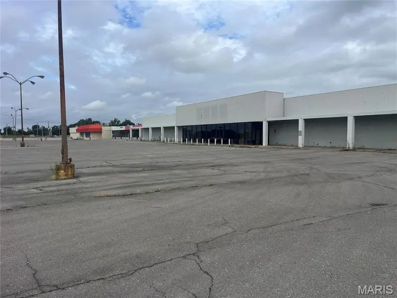 3, 5, 7, 9 Charleston Plaza, Charleston, MO 63834
